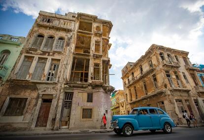 El 37% de las viviendas en Cuba están en estado regular o malo, como estos edificios del centro de La Habana retratados a finales de enero.
