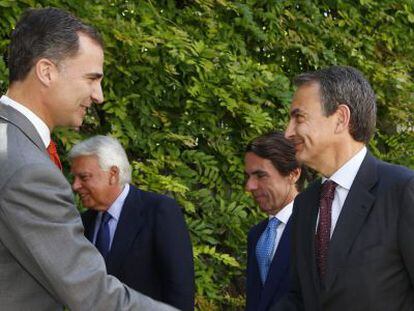 Don Felipe saluda a Zapatero, en presencia de Aznar y González, al llegar al Instituto Elcano.