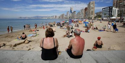 Turistas en la playa de Benidorm (Alicante)
