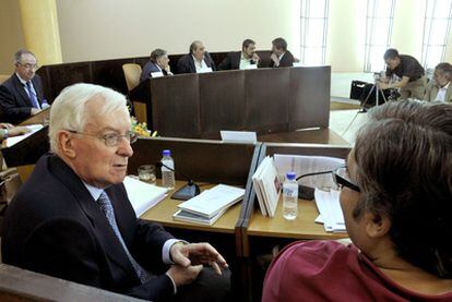 Los escritores Victor García de la Concha (izquierda) y Juan Manuel de Prada conversan durante la deliberación del jurado de la XXI edición del premio de poesia Jaime Gil de Biedma, que ha recaido en el escritor Miguel Albero.