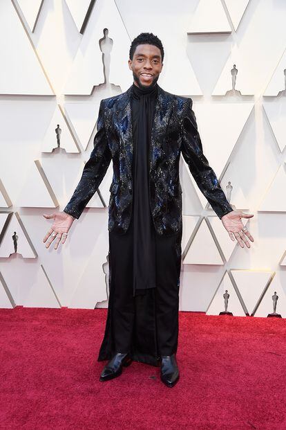Chadwick Boseman, actor de Black Panther, con uno de los estilismos masculinos más arriesgados de la noche firmado por Givenchy.