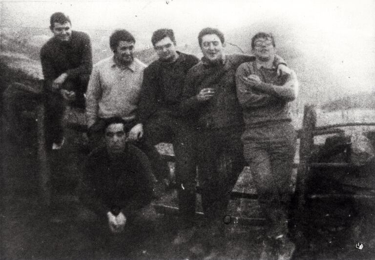 Imagen de varios de los miembros de ETA que serían juzgados en el proceso de Burgos de diciembre de 1970, en una foto de 1968, en el Biltzar Ttipia De Dima (Vizcaya), cuando se encontraban en la clandestinidad. De izquierda a derecha de pie: Xabier Izko de la Iglesia "Txikerra", Mikel Etxeberria "Makagüen", Mario Onaindia, Gregorio López Irasuegi "Javi", Eduardo Uriarte "Teo", y, agachado, Jon Etxabe.