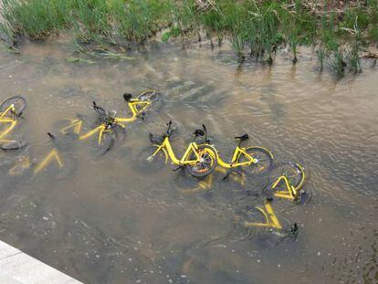 Bicicletas de la empresa OFO arrojadas en el río Manzanares.