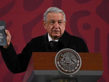 El presidente López Obrador presenta su guía ética.