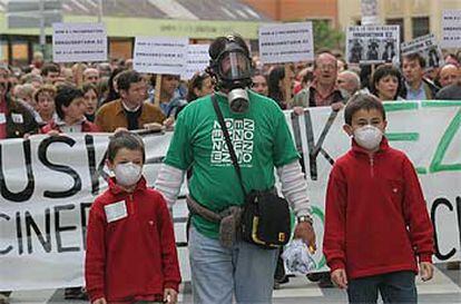 Un grupo de personas con máscaras antigás encabezó la manifestación contra la incineradora del Txingudi.