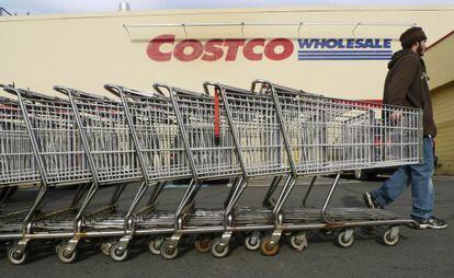 Un empleado arrastra carritos en una tienda de Costco en EE UU