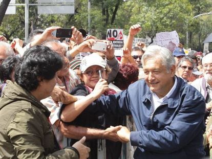 El l&iacute;der de izquierda Andr&eacute;s Manuel L&oacute;pez Obrador (a la derecha).