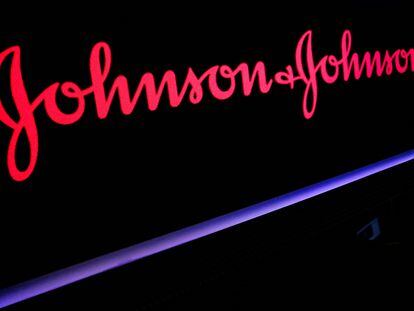 Proyección del logotipo de Johnson & Johnson en la bolsa de Nueva York.