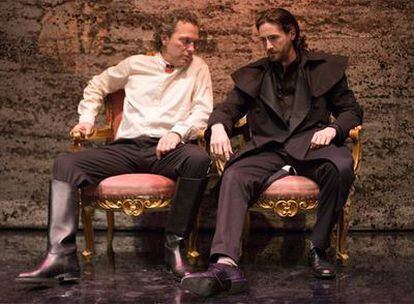 Jose Coronado y Juan Diego Botto (a la derecha), en una escena de <i>Hamlet.</i>