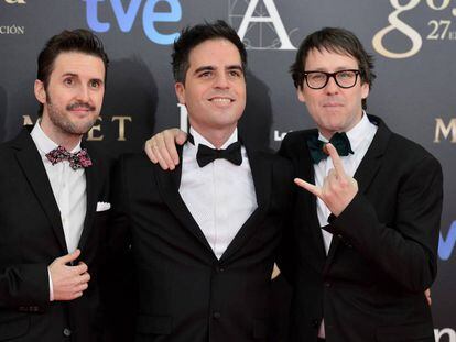 Ernesto Sevilla (centro) y Joaqu&iacute;n Reyes (derecha), junto con Juli&aacute;n L&oacute;pez, en la gala de la 27&ordf; edici&oacute;n de los Goya, en 2013. 