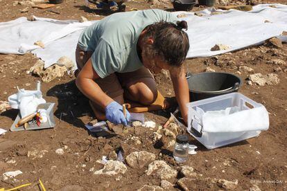 Un arqueólogo trabaja en las excavaciones de Castillejos de Alcorrín (Málaga).