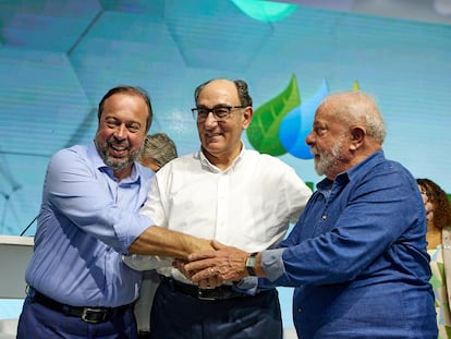 Ignacio Sánchez Galán, presidente de Iberdrola, junto al presidente de Brasil, Luis Inácio Lula da Silva, y el ministro brasileño de minas Alexandre Silveira