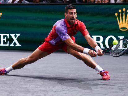 Djokovic devuelve de revés durante el partido contra Etcheverry en Bercy.