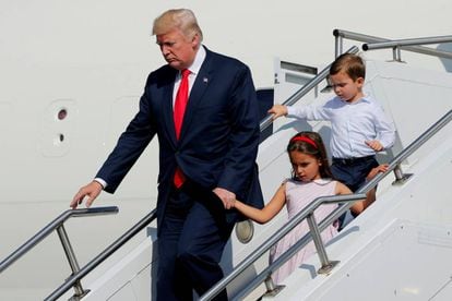 Donald Trump, el pasado viernes, con sus nietos, a su llegada a Nueva Jersey, donde pasa las vacaciones.