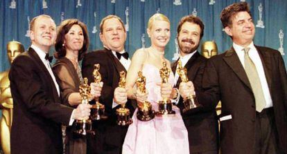 Harvey Weinstein (tercero por la izquierda, al lado de Gwyneth Paltrow) con el equipo de 'Shakespeare in love' en los Oscar de 1999. La mastodóntica campaña de promoción Weinstein logró que 'Shakespeare in love' le arrebatara el triunfo a 'Salvar al soldado Ryan'.
