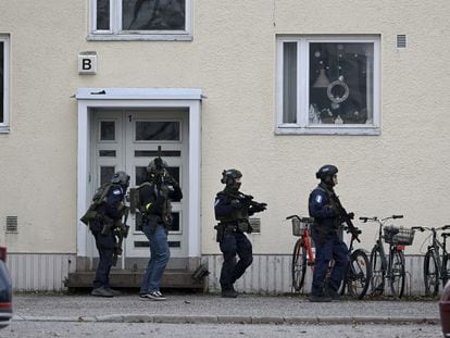 Agentes de policía actúan en la escuela de Viertola, en Helsinki, este martes 2 de abril de 2024.