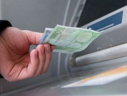 Un hombre saca euros de un cajero autom&aacute;tico. EFE/Archivo
