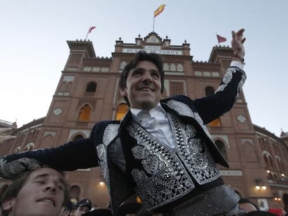 El rejoneador Diego Ventura sale a hombros por la puerta grande de Las Ventas.