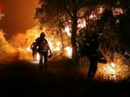 Los bomberos trabajan de noche en el incendio de Artesa de Segre.