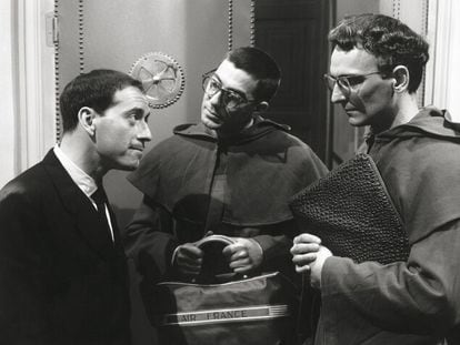 Carlos Saura y Rafael Azcona, disfrazados, con José Luis López Vázquez en la película de Marco Ferreri 'El cochecito' (1960).