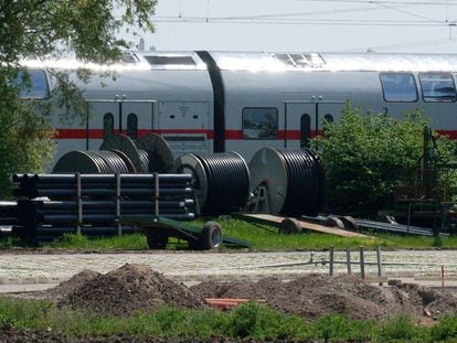 Un tren situado en la zona del accidente en la ciudad alemana de Huerth, este jueves.
