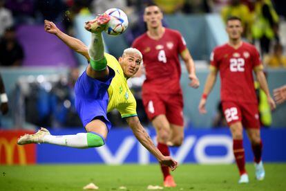 Richarlison remata en la jugada del 2-0 de Brasil ante Serbia.