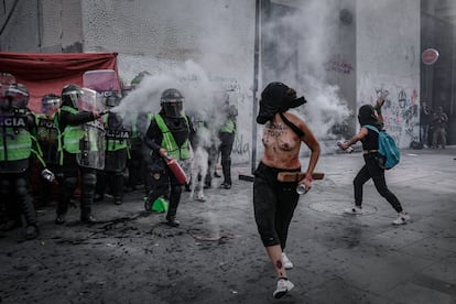 Un elemento de la policía de la Secretaría de Seguridad Pública de Ciudad de México confronta a una manifestante durante la protesta del 8 de marzo de 2020.
