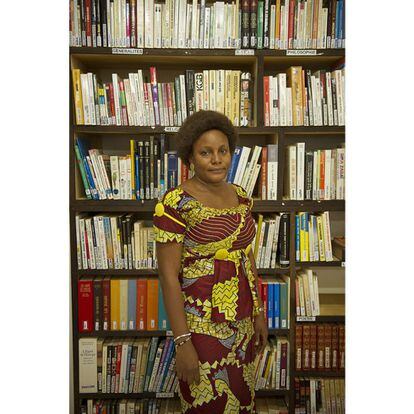 Audrey Mampouya Louaza tiene un importante trabajo: dirige la biblioteca en el campamento de trabajadores de Ngombe, oculto en los bosques tropicales de la cuenca del Congo. Audrey trabajaba en el departamento de recursos humanos de IFO antes de que se le solicitara administrar esta biblioteca, hace dos años. En la actualidad, dispone de más de 8.000 libros y un banco de ordenadores que fueron donados por una asociación formada por maestros franceses jubilados.