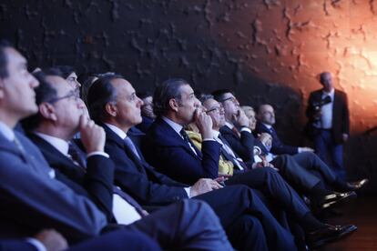 Jorge Rivera, director adjunto de El País; Juan Gandarias, director territorial de Madrid de CaixaBank; Manuel Mirat, consejero delegado de PRISA; Begoña Elices, directora general de Comunicación y Presidencia de Repsol; Manuel Polanco, vicepresidente y futuro presidente de PRISA; Ricardo de Querol, director de Cinco Días; y Carmen Vela, secretaria de Estado de Investigación, Desarrollo e Innovación. 