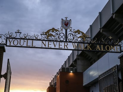 Vista general de las Puertas de Shankly para entrar a Anfield con la inscripción You'll Never Walk Alone.