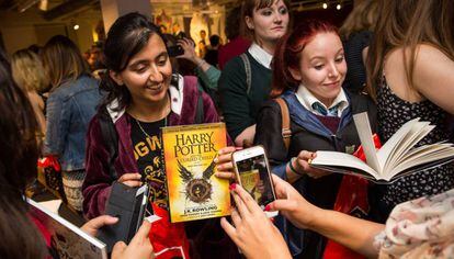 Seguidores de Harry Potter se toman fotos con el nuevo libro en Londres.