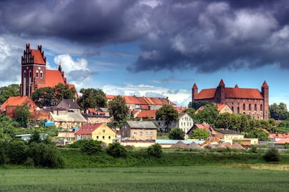 El casco histórico de Gniew, de 7.000 habitantes, en el margen izquierdo del Vístula, se despliega a los pies de su conocido castillo gótico, construido entre los siglos XIII y XIV por los caballeros teutones, y donde actualmente se celebran espectáculos, torneos de caballeros y representaciones históricas que recrean la guerra entre polacos y suecos. Las calles se cortan en ángulo recto y confluyen en un mercado cuadrangular, rodeado de viviendas bajas y estrechas, donde destaca el Ayuntamiento. Junto a esta plaza mayor, la iglesia gótica de san Nicolás, del XIV; y edificios originales de los siglos XV al XIX.