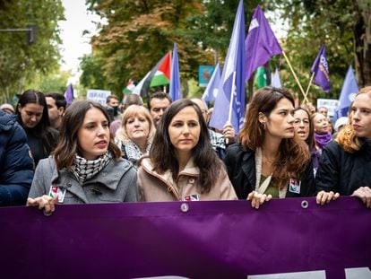 Desde la izquierda, la ministra de Igualdad, Irene Montero, número dos de Podemos, junto a la líder, Ione Belarra, la portavoz del partido, Isa Serra, y la secretaria de Organización, Lilith Verstrynge, el pasado domingo, durante una marcha en Madrid en solidaridad con el pueblo palestino.
