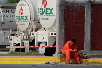 Un trabajador de Pemex durante una protesta en Cadereyta, Monterrey, el pasado 6 de agosto.