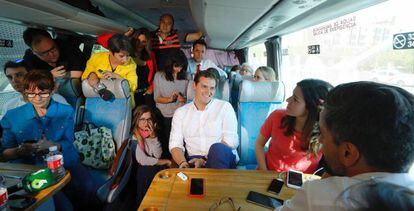 Albert Rivera, líder de Ciudadanos, con periodistas y compañeros de partido en el autobús electoral.