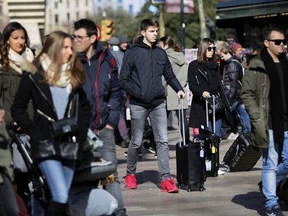 Turistas paseando por el centro de Barcelona.