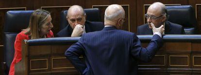 Los ministros de Fomento, Interior y Hacienda conversan con el portavoz de CiU, Josep Antino Duran Lleida.