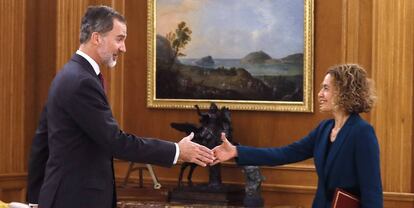 El rey Felipe VI y la presidenta del Congreso, Meritxell Batet, durante la audiencia de la semana pasada en el Palacio de La Zarzuela.