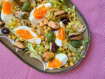 Ensalada de escarola, garbanzos y mejillones en escabeche