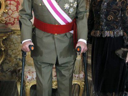 El Rey Juan Carlos, junto a la Reina Sofía, en la sala Gasparini del Palacio Real, durante la celebración de la Pascua Militar.