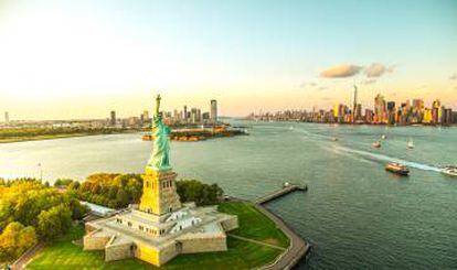 Vista de la Estatua de la Libertad, la isla de Ellis y, al fondo, el sur de Manhattan, en Nueva York.