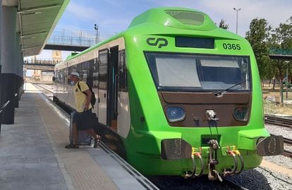 Un viajero desciende del tren de Comboios de Portugal que cubre la línea entre Entroncamento y Badajoz, a finales de junio.
