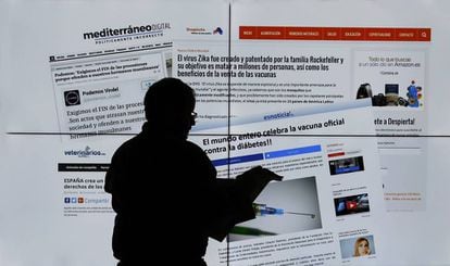 Un hombre observa varias web que muestran noticias falsas recientes.