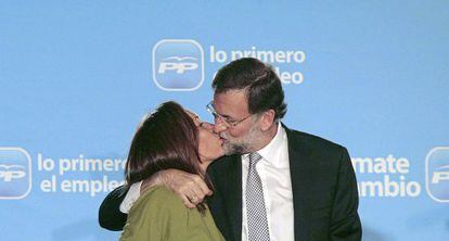 El 20 de noviembre de 2011, el presidente del Gobierno, Mariano Rajoy, besa a su esposa, Elvira Fern&aacute;ndez, durante la celebraci&oacute;n de la victoria del PP en las elecciones. 