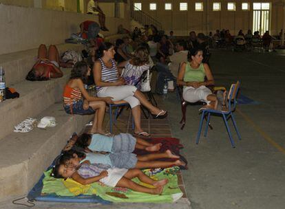 Familias desalojadas pasan la noche en el interior de un colegio de Garrucha.