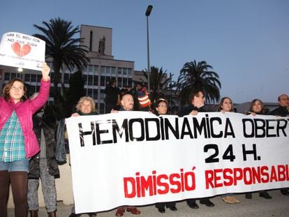 700 personas protestan en Tarragona por el horario de hemodinámica.