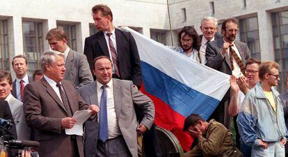 Boris Yeltsin se dirige a la multitud desde lo alto de un tanque frente al Parlamento ruso, en Mosc&uacute;, durante el intento del golpe de Estado de agosto en la URSS.