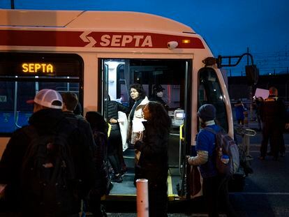 Un autobús de migrantes llega a Filadelfia desde Texas el 16 de noviembre de 2022.