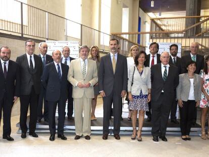 El rey Felipe VI, acompañado ayer de los responsables y patronos de la Fundación Conocimiento y Desarrollo (CYD), tras la presentación del informe anual, en el Colegio Oficial de Arquitectos de Madrid.