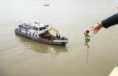 Una mujer arroja una flor desde el puente Margaret durante la operación de búsqueda en el río Danubio en Budapest (Hungría). Las autoridades húngaras han confirmado que siguen buscando a 21 personas desaparecidas, con escasas esperanzas de hallarlas vivas, en las aguas del río Danubio tras el naufragio de un barco turístico que ha causado la muerte de al menos siete pasajeros, todos ellos surcoreanos.